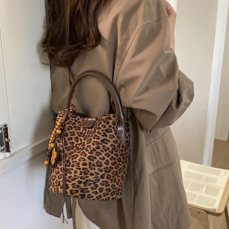 Модная изысканная универсальная сумка-мессенджер через плечо в зарубежном стиле, простая женская портативная сумка-ведро на осень и зиму 2025 года, сумка «мать и дитя»