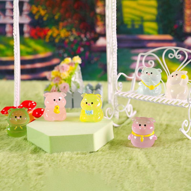 1Pcs Luminous Cartoon Pig Model Lovely Glow In Dark Display Stand Bookshelf Desk Decoration Micro Landscape Figure