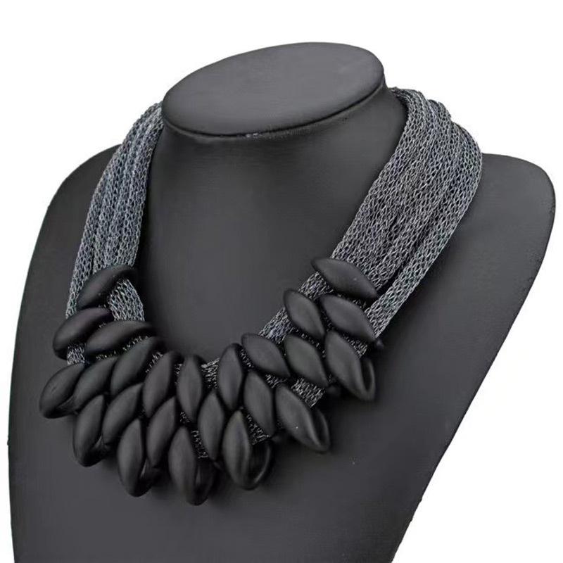 Модное женское короткое колье с характером