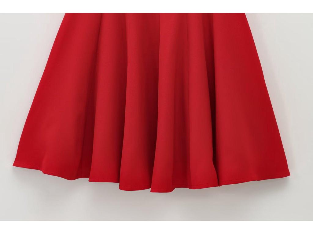 Женское мини-платье без рукавов с лодочкой, подчеркивающее талию