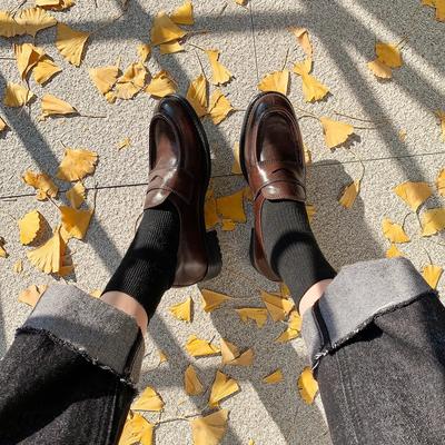 У Ван Сяоду есть те же ретро лоферы на одной педали из персидской пустынной кожи, что и женские новые маленькие кожаные туфли ручной работы и туфли-лодочки.