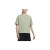Футболка женская Sportswear Essential Solid Logo с вышитым круглым вырезом, коротким рукавом и заниженной линией плеч, масляно-зеленая DD1238-387