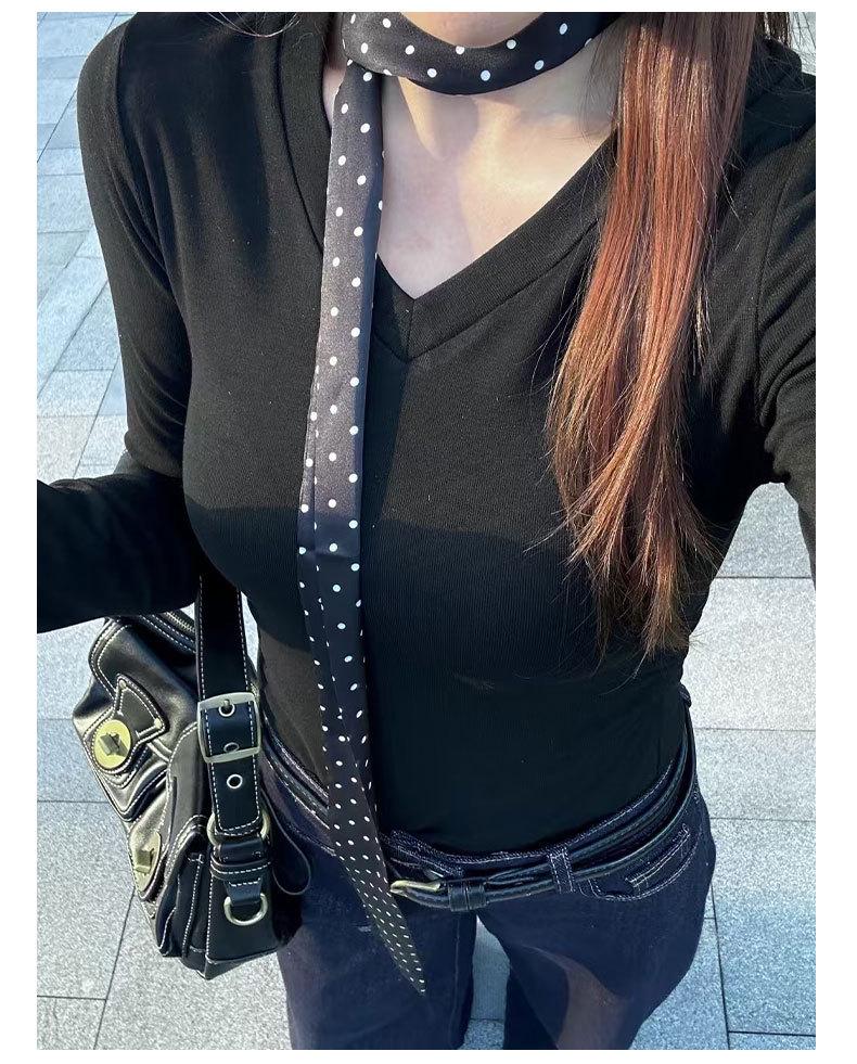 Women's Black V-Neck Slim Fit Long-Sleeve T-Shirt - Cinched Waist Korean Style for Early Autumn and Winter.