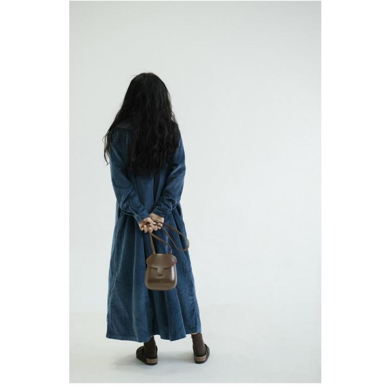 Платье свободного кроя с длинными рукавами и однотонным темно-синим воротником. Женское осеннее винтажное вельветовое облегающее однобортное платье в стиле «атмосфера»