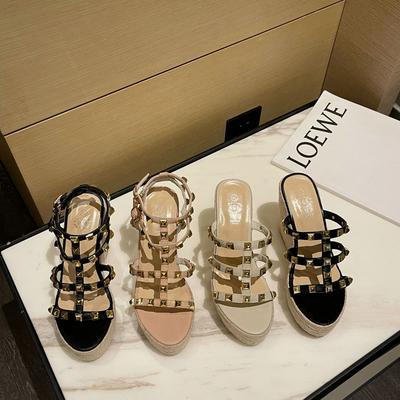 Новые летние 2025 года женские шлепанцы на танкетке из плетеной соломы с заклепками на одно плечо, на толстой подошве, с открытым носком