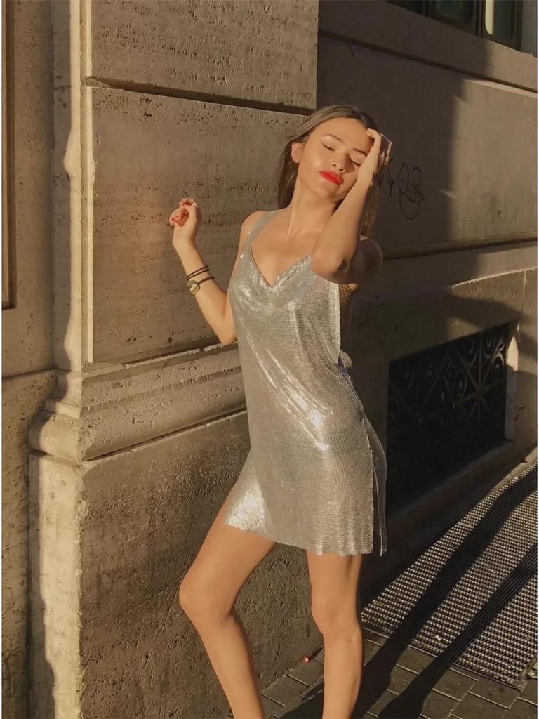 Платье с глубоким вырезом и металлическими пайетками LBZ1352