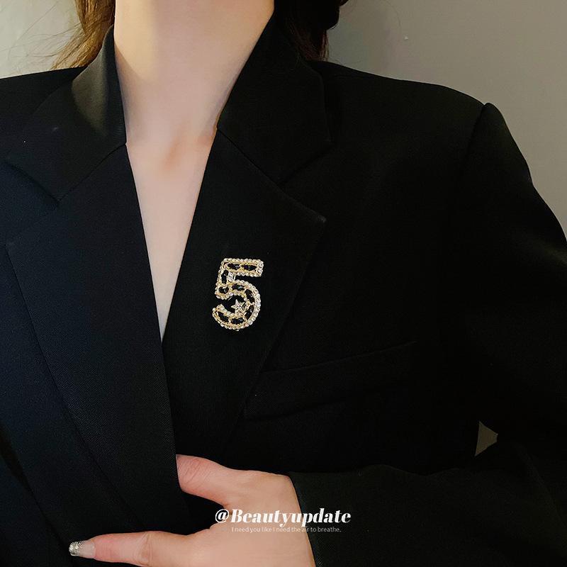 Средневековая винтажная брошь в виде пчелиного жемчуга: Роскошные ювелирные изделия в стиле ретро-дворца