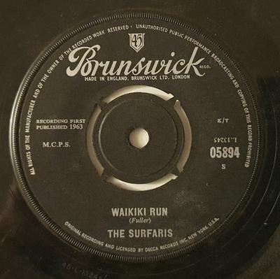 7-дюймовая пластинка SURFARIS - Waikiki Run 05894 Brunswick 1963 Великобритания Рок Б/У