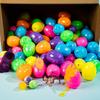 МАЛЕНЬКИЕ ИГРУШКИ, 100 ШТ. Предварительно заполненные пасхальные яйца – наполнители для корзин, призы за охоту на яйца и сувениры для вечеринок для детей, разноцветные подарки, наполнители для пасхальных корзин