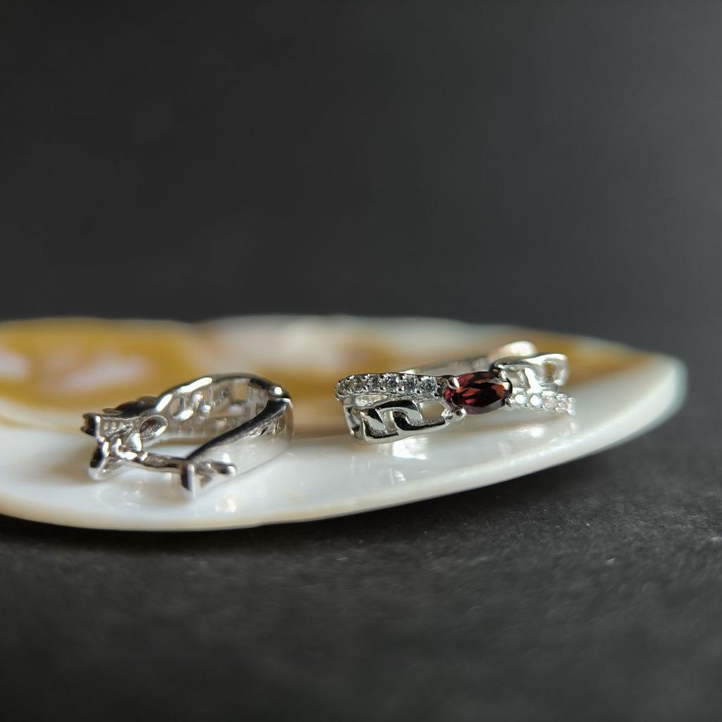 Серебряные серьги с натуральным гранатом 0.913ct, фианитами (2191438)