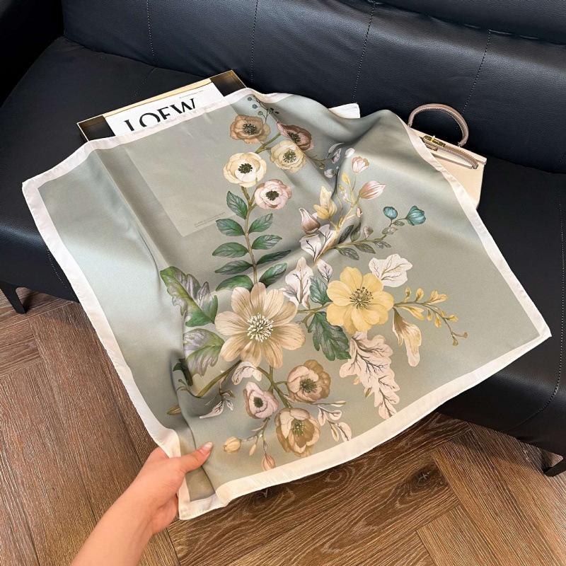 Retro silk scarves for women's new high-end accessories, neck small square scarf, scarf waist, fashionable and versatile, and gifts can be given.