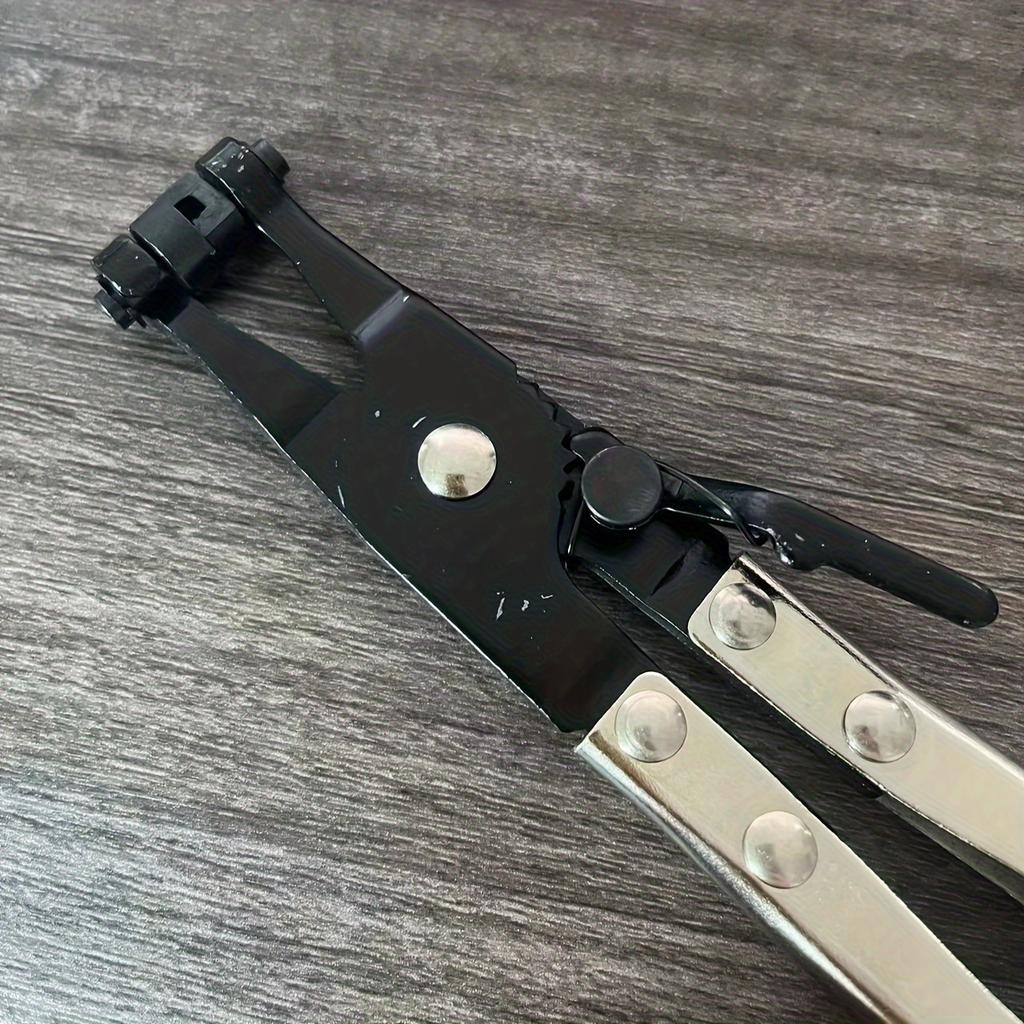 Плоскогубцы для хомутов для шлангов водопроводных труб автомобиля. Зажим с поворотным приводом. Инструмент для фиксации губок. Снятие и установка кольцевых плоских хомутов для шлангов.