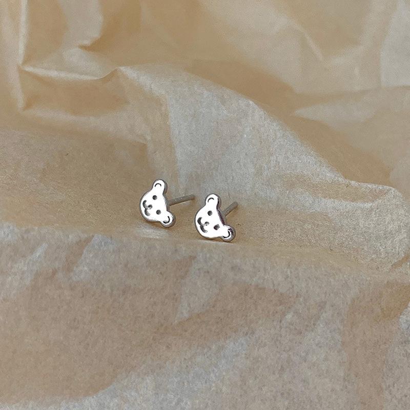 Женщина с серьгами-медведями из Тондэмуна, Южная Корея, ежедневно ездит на работу, маленькие мультяшные серьги с красной пандой, тренд в Instagram