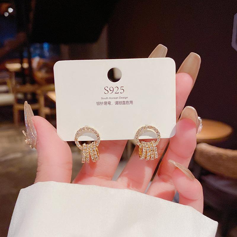 Новые полые серьги с несколькими круглыми бриллиантами, простые модные серьги в стиле ретро, серьги класса люкс для знаменитостей в стиле холодного ветра.