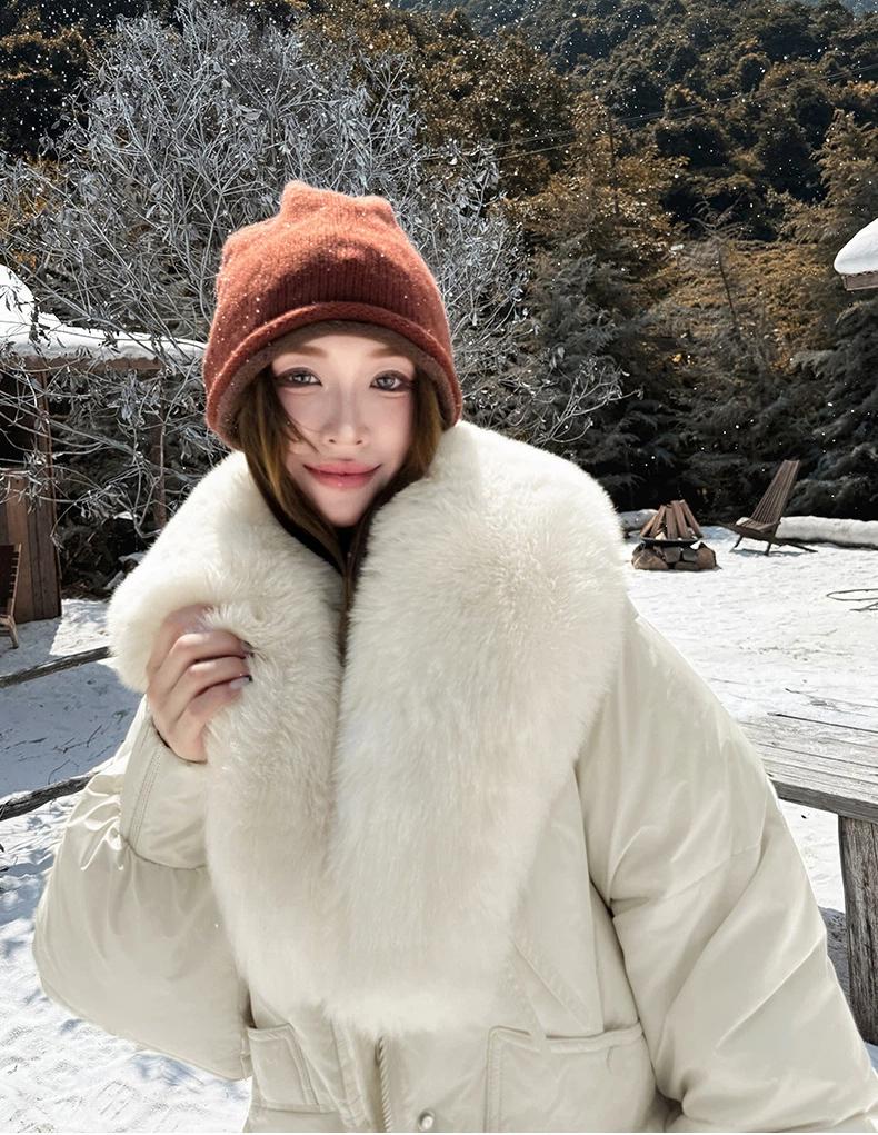 Женская короткая теплая зимняя куртка с большим меховым воротником и рукавами реглан