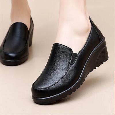 Весенние женские туфли на танкетке, повседневные лоферы, женские черные мягкие из натуральной кожи, плоские туфли для мамы, удобные женские черные рабочие туфли