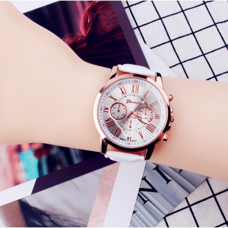 Женские кварцевые часы на кожаном ремешке