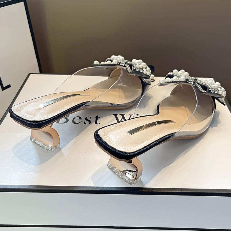 Симпатичная женская обувь. Милые тапочки. Женские базовые шлепанцы. Необычные летние тапочки на высоком каблуке с однотонным острым носком и узлом-бабочкой.