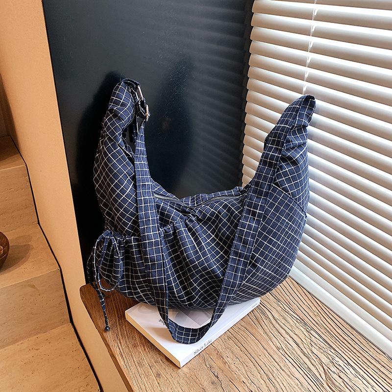 Ленивый ветер большая вместимость легкая тканевая сумка женская новая нишевая сумка-пельмень на одно плечо мессенджер для поездок на работу