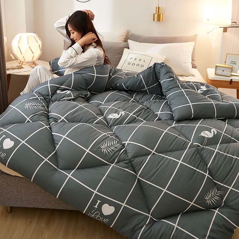 Утолщенное одеяло с хлопчатобумажной подкладкой. Бархатное теплое одеяло. Дышащая и легкая ткань. Доступны постельные принадлежности для одного или двух человек. Все сезоны.