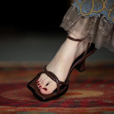 Модные новые летние сандалии с узким ремешком и каблуком, женские туфли на толстом каблуке 7 см с ремешком на щиколотке, модные сандалии-лодочки с квадратным носком для женщин