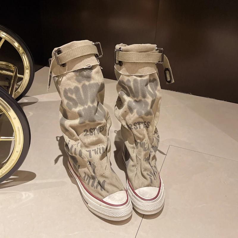 Модные женские сапоги 2024 года, новые ретро-сапоги до середины голени с граффити и плоской платформой, сексуальные трендовые сапоги с толстым дном и круглым носком, нескользящие модные сапоги для голени