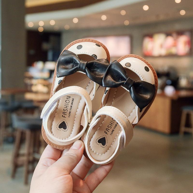 Сандалии для девочек, детские кожаные летние туфли, закрытые носки, для маленьких детей, пляжные сандалии в горошек с бантом, принцесса, милая