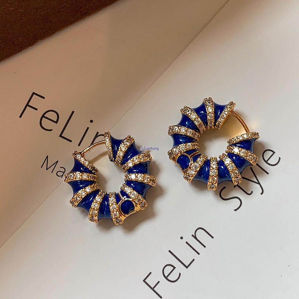 Серьги-кольца с бриллиантами и синей эмалью с эффектом стекания: Элегантный, Женственный, Роскошный.