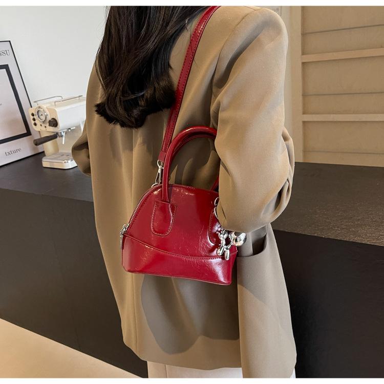 Женская сумка 2024 года, новая модная высококачественная осенняя универсальная сумка-мессенджер через плечо, популярная маленькая квадратная сумка