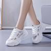 Модная весенне-летняя дышащая повседневная спортивная обувь женская на плоской подошве на толстой подошве INS трендовая 2025 новый стиль обувь с резиновым верхом из Китая