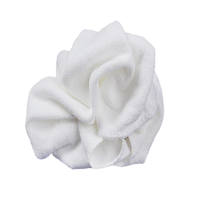 Принадлежности для ванной комнаты отеля, белые полотенца