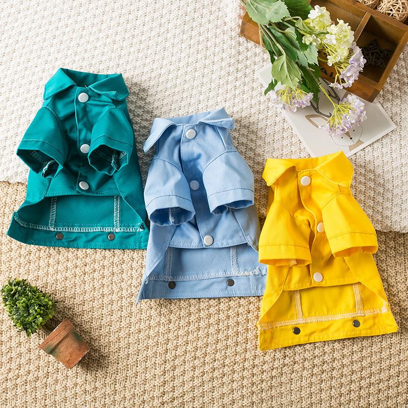 Джинсовая куртка для домашних животных с отверстиями для поводка. Легкая и стильная одежда для собак и кошек маленьких пород. Одежда для домашних животных, которую обязательно нужно иметь.