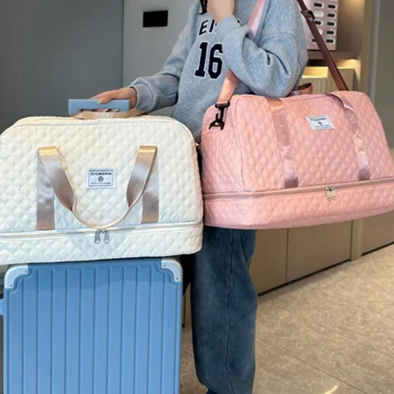 Дорожная сумка из ткани Оксфорд, стеганая, с отделением на молнии и регулируемым плечевым ремнем.