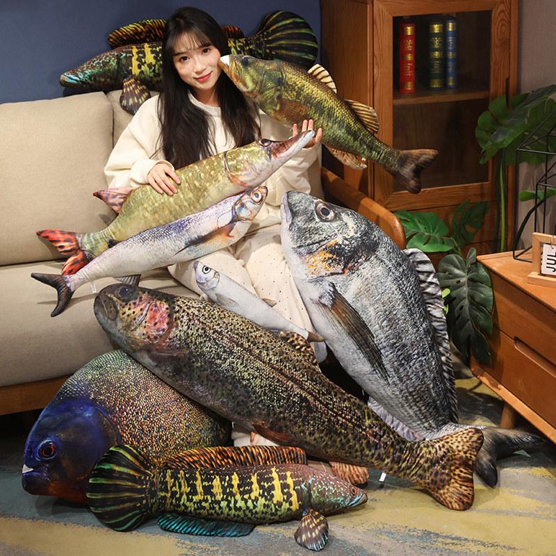 Мягкая подушка в виде рыбки-карася — детская диванная подушка и игрушка в черно-желтом цвете.