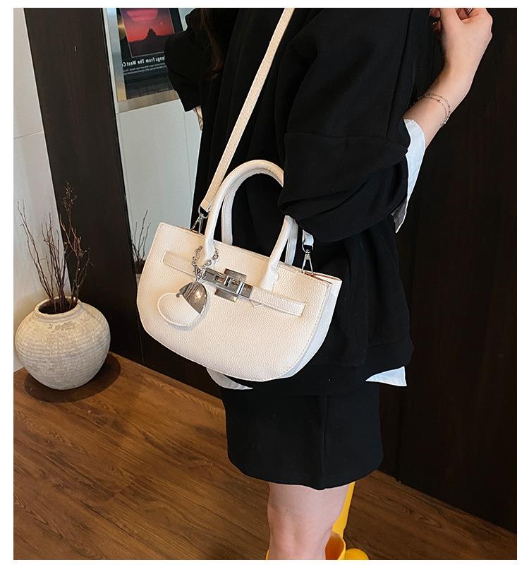 Premium sense of foreign style small bag women's 2025 new summer versatile messenger bag fashion super hot handbag leisure bag