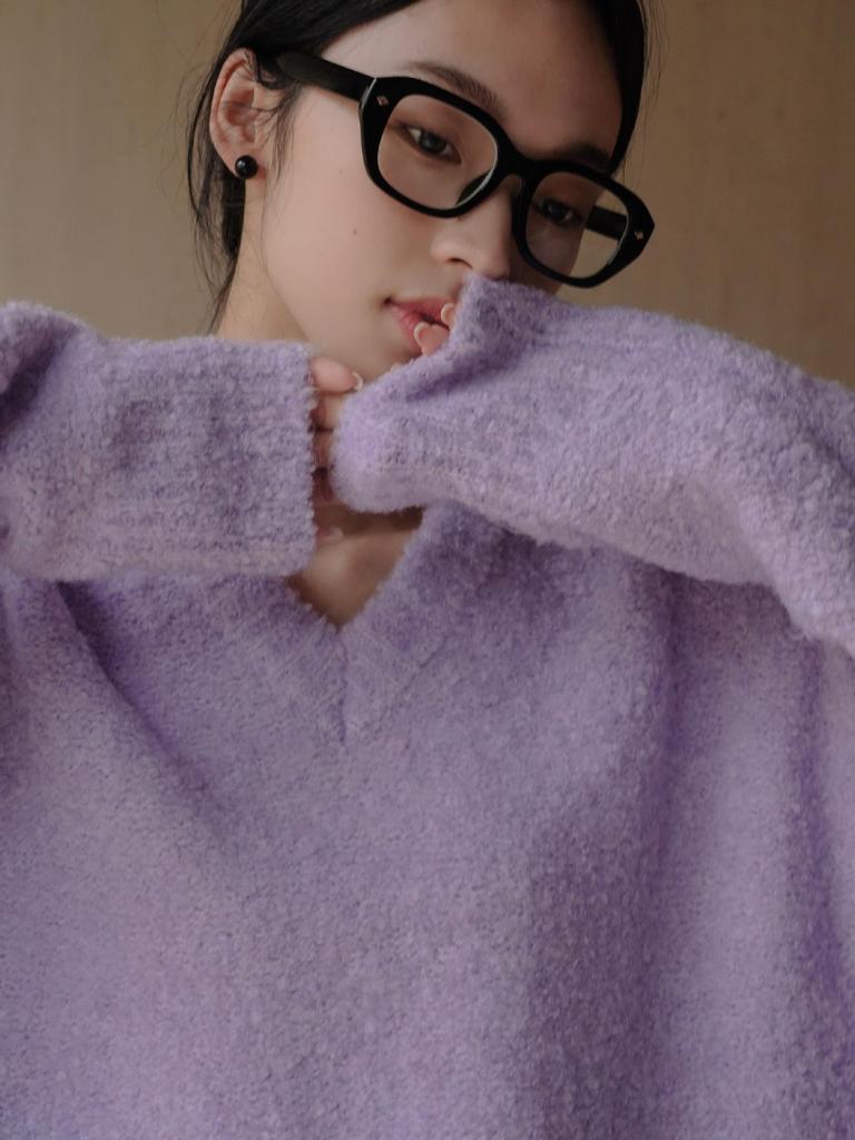 Louvre Уютный коричневый свитер с V-образным вырезом: Мягкий, свободный силуэт, идеально подходит для зимы