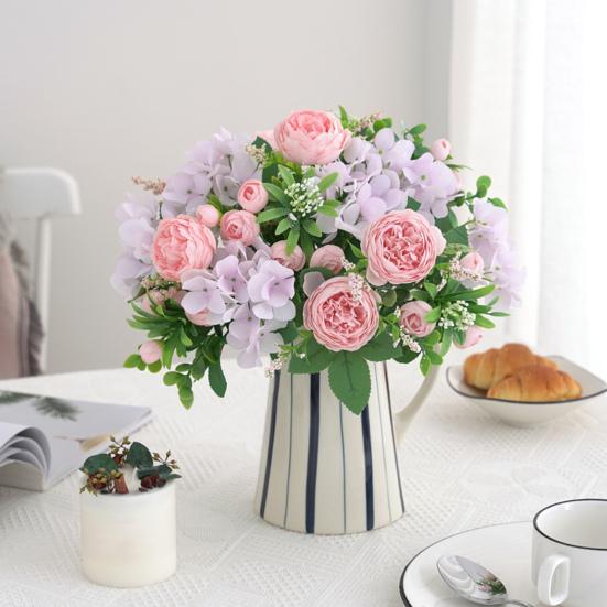 Полезное растение в горшке, имитирующее легкий вес и легкий уход.