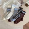 Женские весенне-осенние полосатые носки средней длины с кружевной вышивкой