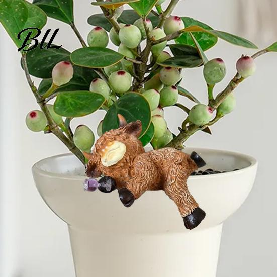 Patio Highland Cow Figurine Plant Pot Hugger Funny Resin Flower Decoration Cute Farm Animal Ornament for Indoor Outdoor Balcony Yard Lawn Decor