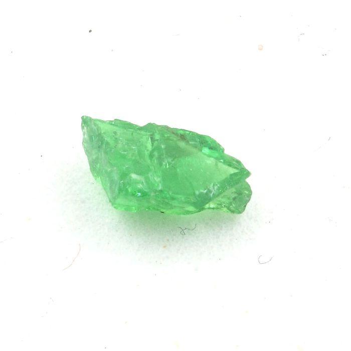 Pierres et Minéraux. Grenat Tsavorite. 0.75 ct. Merelani Hills, Lelatema Mts, Tanzanie.