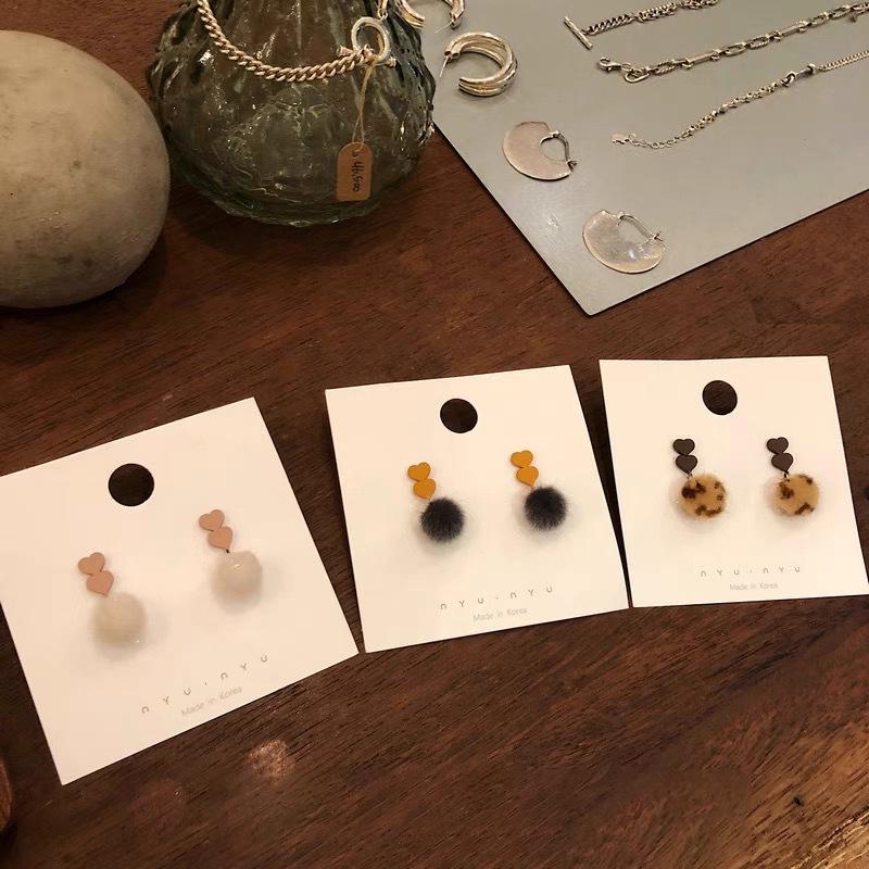 Корейские серьги-пусеты в виде матовых шариков с леопардовым сердцем из плюша для женщин - Коллекция Осень/Зима