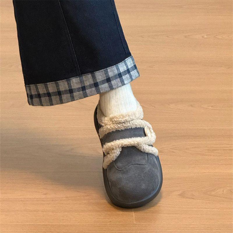 У Чжао Рут такие же белые велюровые хлопковые сандалии Birkenstock для женщин, а также новые пушистые теплые и нескользящие зимние ботинки для женщин.