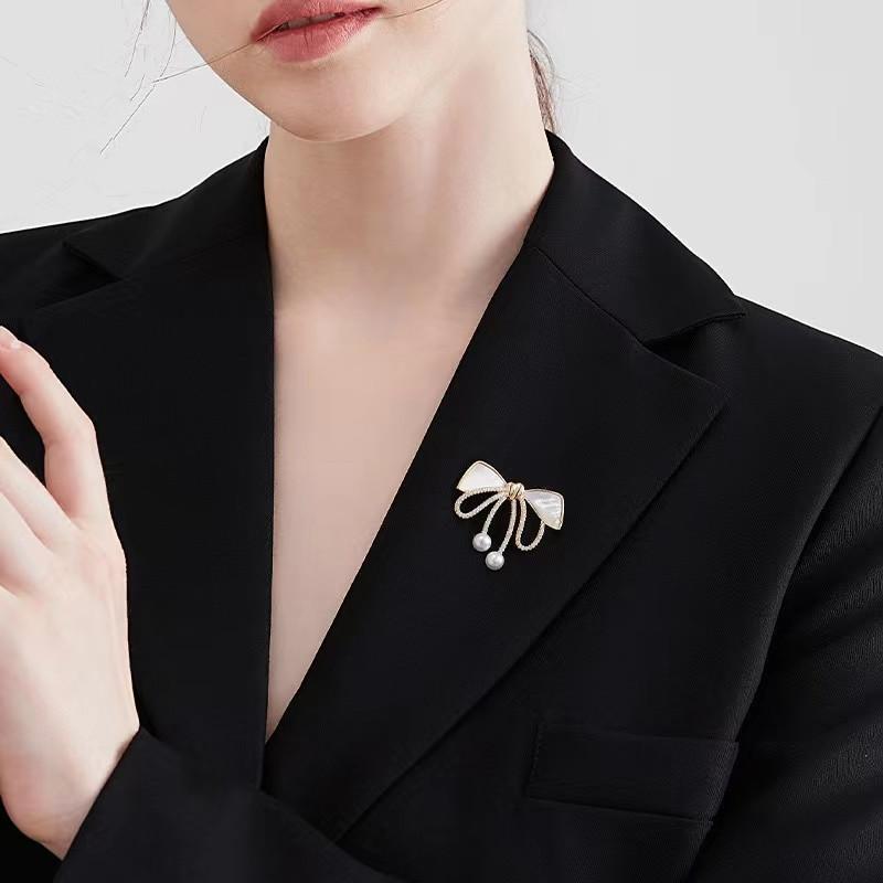 Shell Bow Brooch Female French Retro High-End Corsage Tide Elegant Temperament Anti-Light Pin Buckle