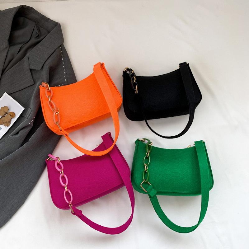 В этом году популярны маленькие сумки, женские сумки, новые трендовые модные и простые сумки через плечо, универсальные и свежие женские сумки подмышку.
