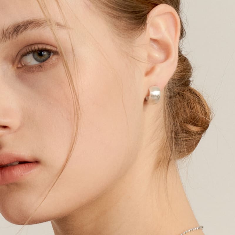 UNI.J [Ie384] Серебряная серьга с текстурой шлифовки