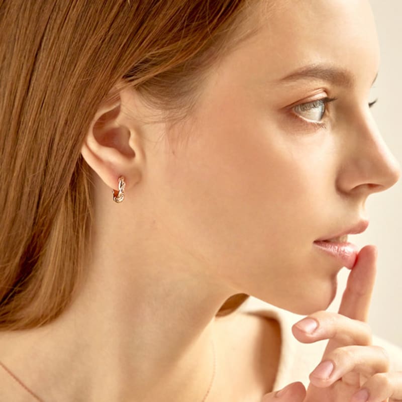 Серьги-гвоздики с изогнутой застежкой-щелчком 14K GF от ELLE Jewelry ELGPEE403