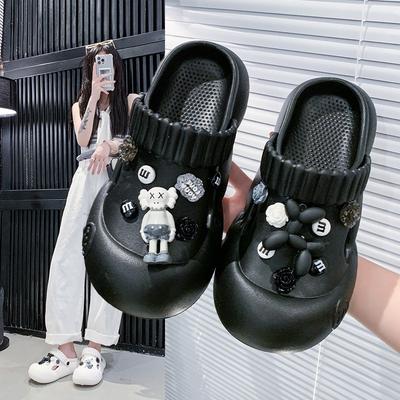 Белые шлепанцы на платформе женские летние новые мультяшные для улицы, сандалии с закрытым носком женские, обувь с отверстиями на одну ногу