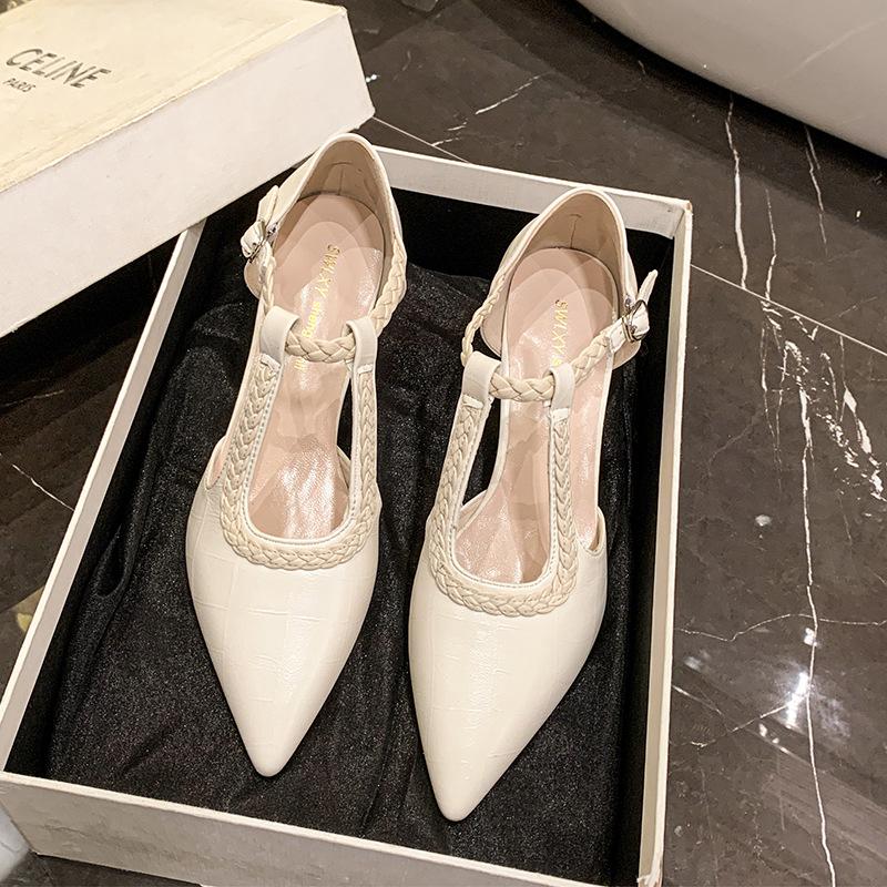 Французские маленькие кожаные туфли острые пряжка-одно слово полые модные туфли 2025 лето новые сказочный стиль универсальные высокие каблуки