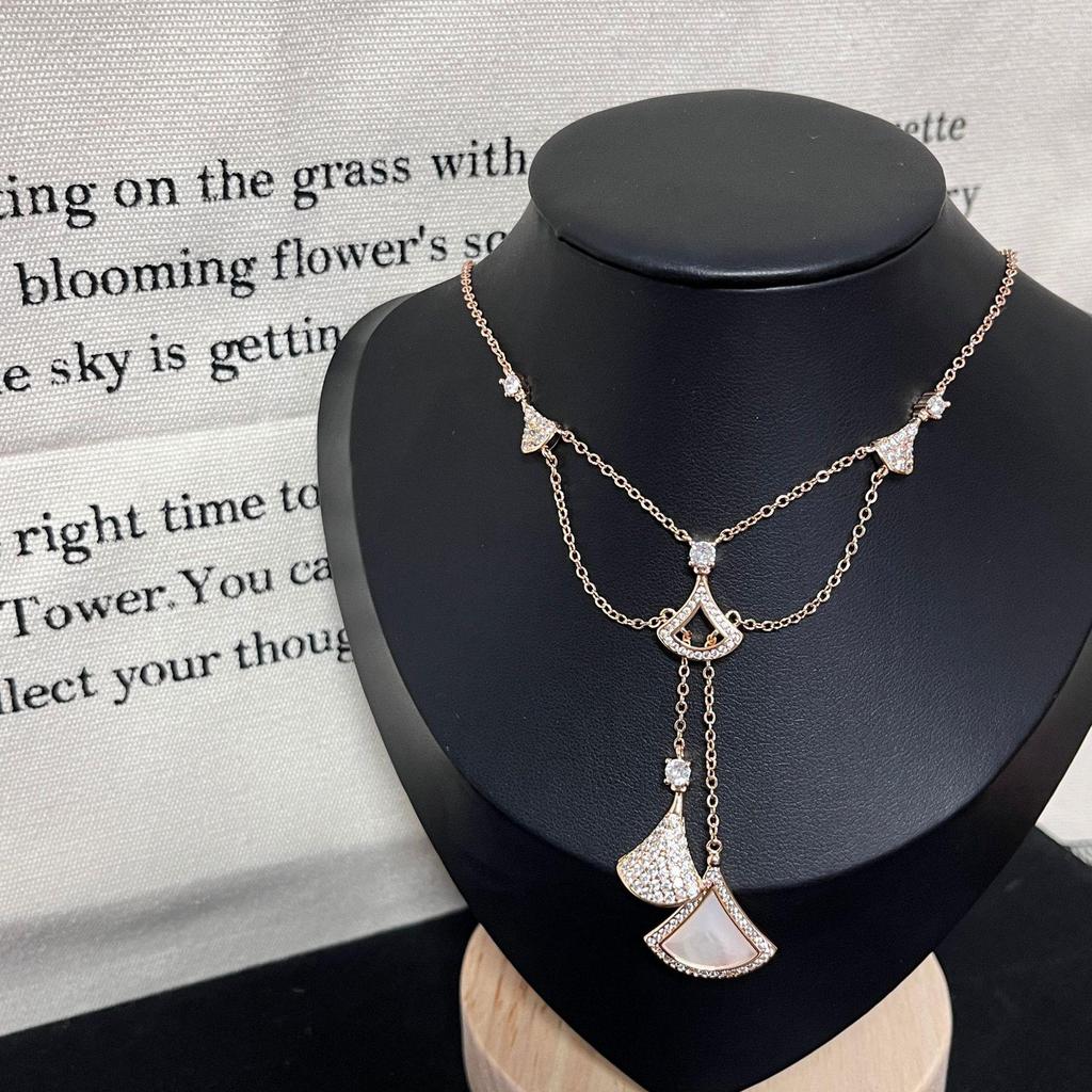 Элегантное колье-кисточка Seiko с бриллиантами, двухслойной юбкой и цепочкой для ключицы из белого перламутра