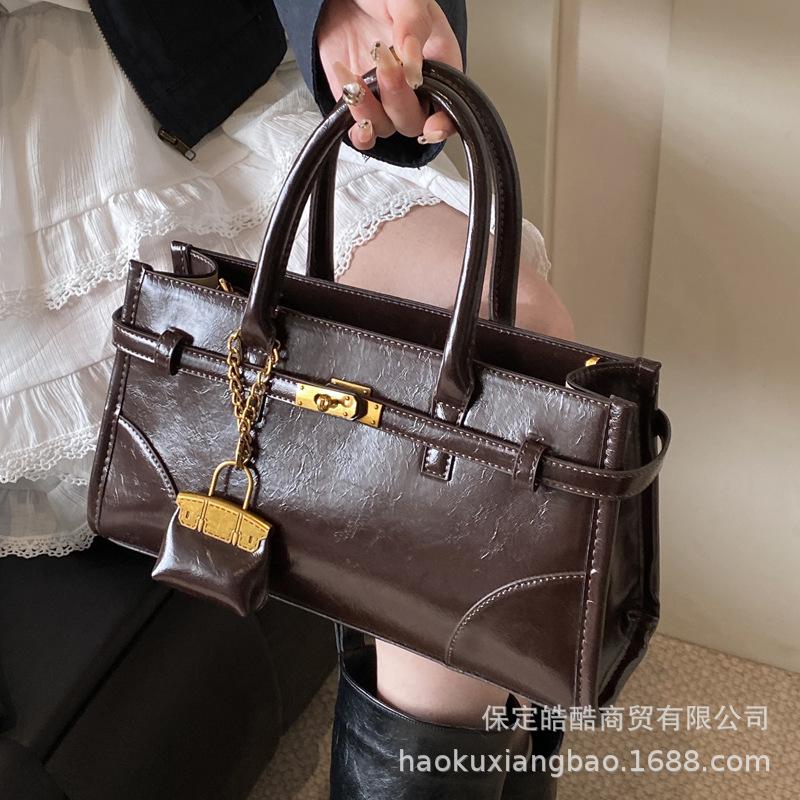 Сумка большой вместимости женская осенне-зимняя универсальная 2025 новая простая на плечо, через плечо, портативная для поездок, сумка-тоут для мамы и ребенка